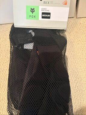 NWT Fox Launch Knee Guards - Black Medium